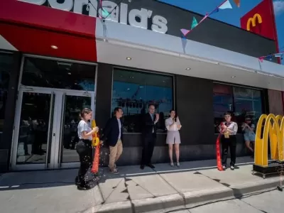 Moreno sigue sin Terminal de Ómnibus pero celebra la apertura de un nuevo McDonald's