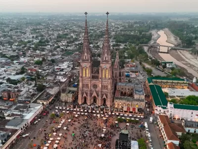 Luj&aacute;n: balearon una vivienda cerca de Rivadavia, el tirador habr&iacute;a disparado desde atr&aacute;s y la escena qued&oacute; registrada