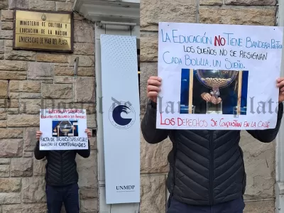 Padres del Colegio Illia protestaron frente al Ministerio de Educaci&oacute;n por las denuncias sobre el sorteo 2027