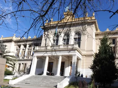 Acusan a la Directora de Educación Artística bonaerense de designar a un asesor con superposición horaria