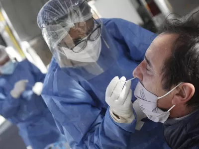 Denuncian que Argentina recibi&oacute; y aplic&oacute; vacunas Covid retiradas en Europa y Estados Unidos