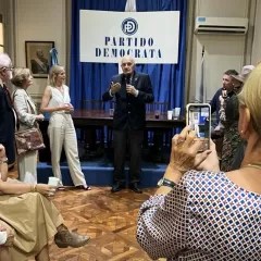 &iexcl;UNIR, dem&oacute;cratas, republicanos y conservadores juntos en un brindis!